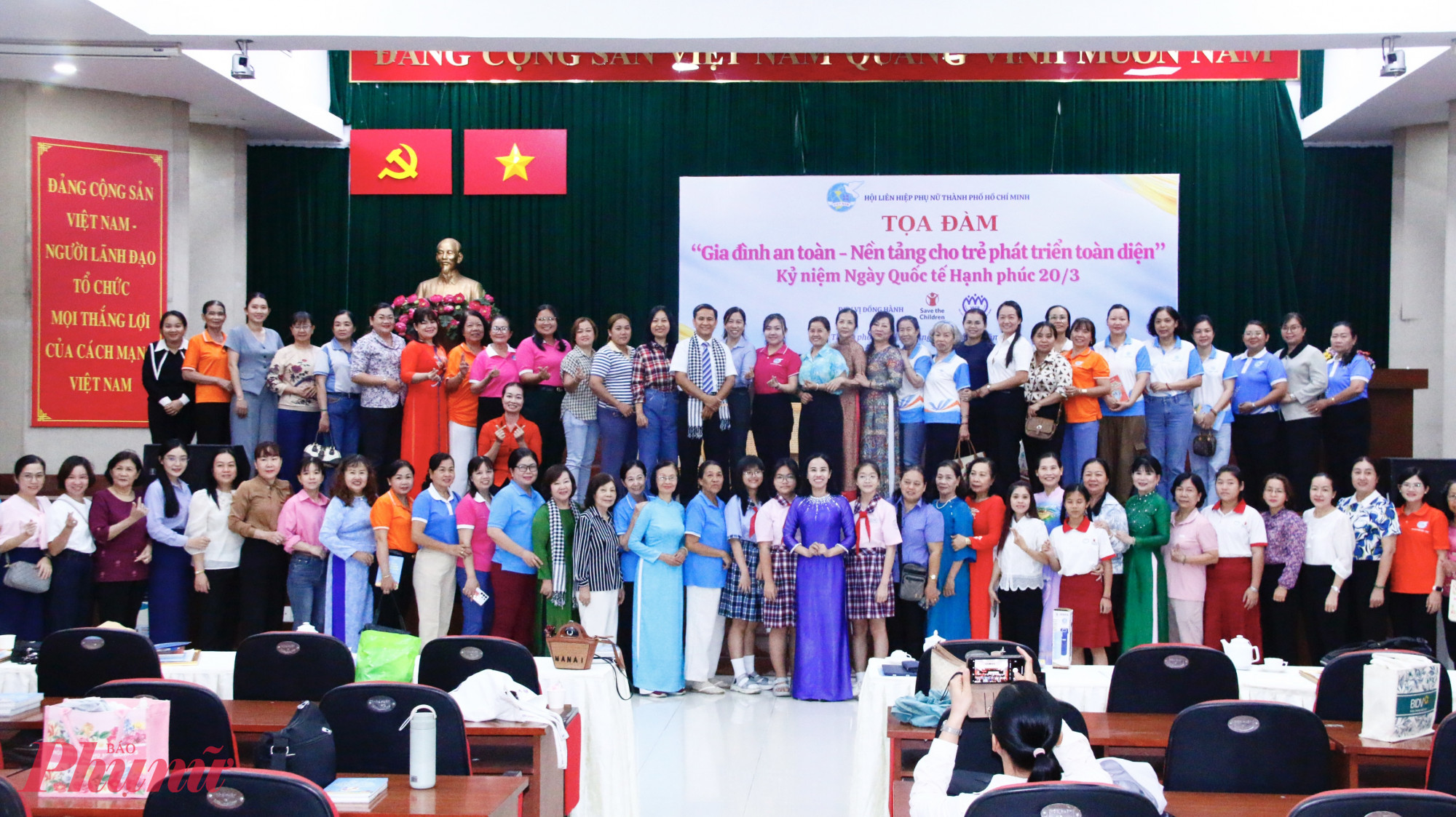 Các đại biểu tham dự chụp ảnh lưu niệm