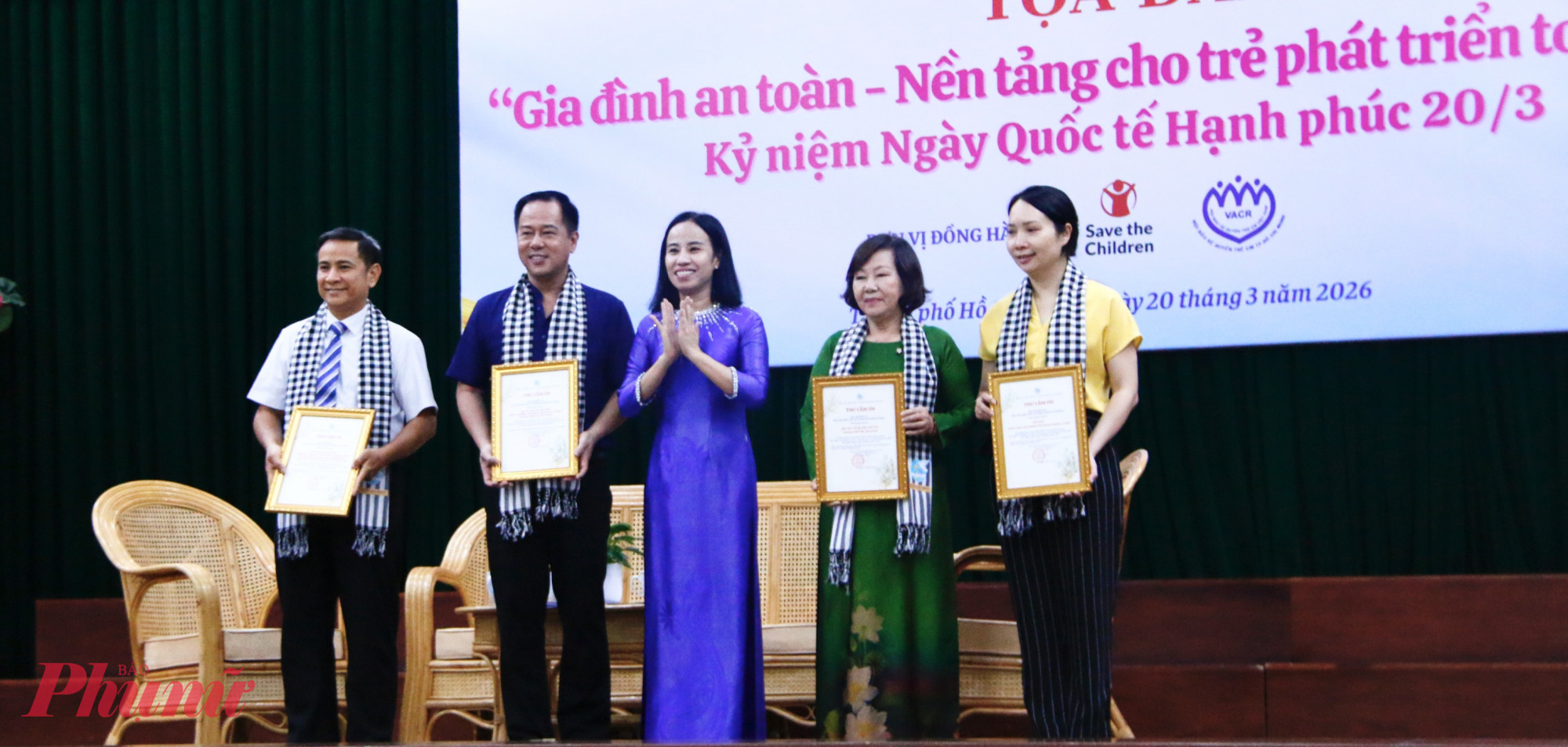  Bà Võ Ngọc Thanh Trúc –Ủy viên Ban Thường vụ Thành ủy, Phó chủ tịch Ủy ban MTTQ Việt Nam Thành phố, Chủ tịch Hội LHPN TPHCM trao thư cảm ơn và quà tri ân cho các vị diễn giả và đơn vị đồng hành.