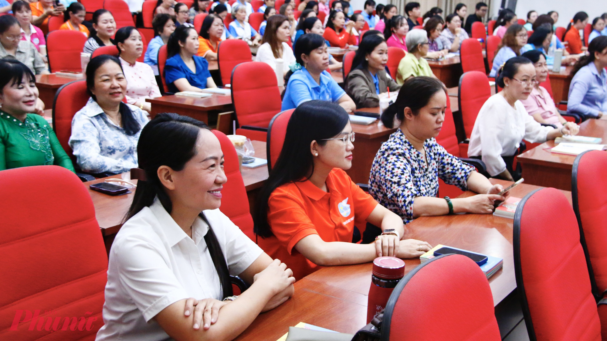 Đông đảo các bộ Hội, thành viên tổ tư vấn công đồng cơ sở, nữ sinh tham dự buổi toạ đàm